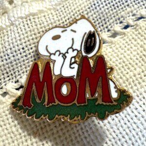 Vintage 1958 Peanuts Snoopy Collectible Enamel Lapel "Mom"